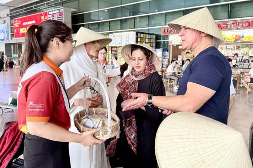 Lần đầu tiên 200 du khách Iran bay charter đến Việt Nam