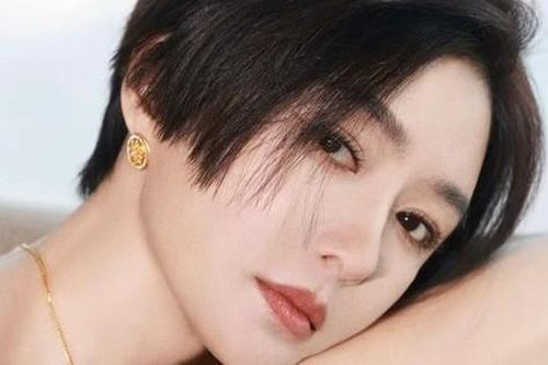 'Hoàng hậu đẹp nhất màn ảnh' khoe sắc vóc 'hack tuổi' đỉnh cao