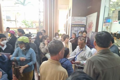 Hàng trăm người dân chen nhau làm thủ tục về đất đai tại Tp.Buôn Ma Thuột