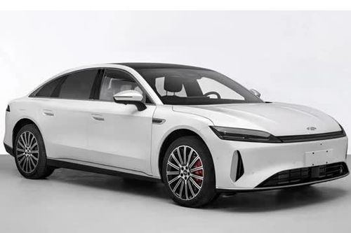 Xe sedan PHEV lớn hơn Toyota Camry, tiêu thụ xăng ít hơn xe máy, giá hơn 1,4 tỷ đồng