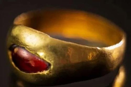 Đang sàng đất tại di tích khảo cổ, người phụ nữ tìm thấy báu vật 2.300 năm tuổi