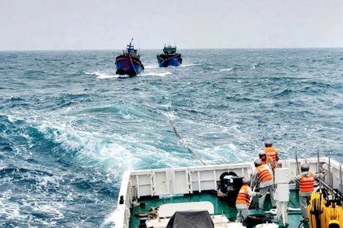 Vùng 3 Hải quân cứu 2 tàu cá gặp nạn trên biển