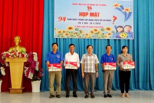 Xã đoàn Tà Đảnh tuyên dương và tri ân cá nhân có đóng góp tích cực cho công tác Đoàn
