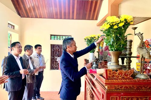Lãnh đạo thành phố thăm gia đình cán bộ lão thành cách mạng tiền bối tại Nghệ An, Hà Tĩnh, Huế