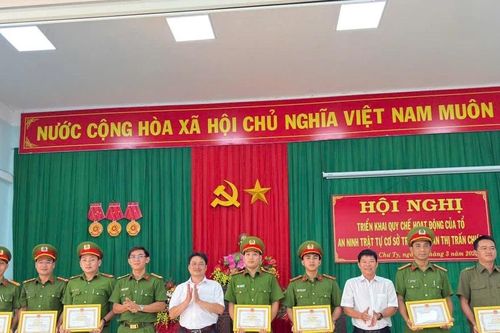 Công an thị trấn Chư Ty bắt quả tang 4 đối tượng đánh bạc