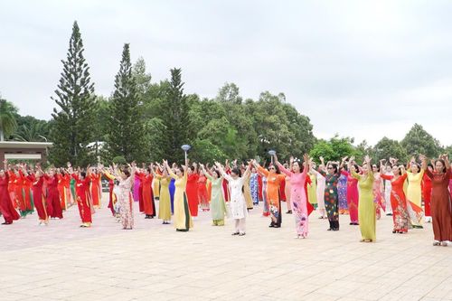 Cam Ranh: Hơn 400 phụ nữ tham gia đồng diễn dân vũ và thể dục thể thao
