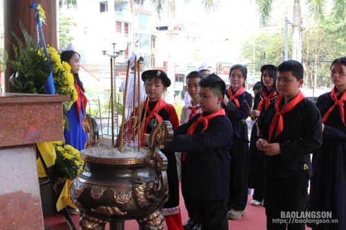 142 đại biểu thiếu nhi dâng hương, báo công tại khuôn viên lưu niệm Chủ tịch Hồ Chí Minh và tượng đài đồng chí Hoàng Văn Thụ