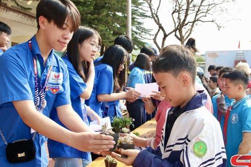 Chương trình đổi rác thải tái chế lấy cây xanh