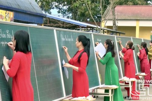 Đại Từ: Giáo viên và học sinh tiểu học giao lưu viết chữ đẹp