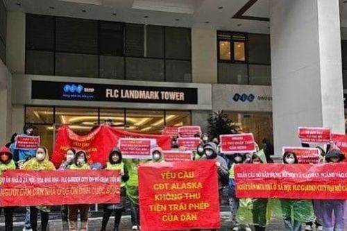 Người dân đội mưa đi đòi nhà xã hội, Bộ Xây dựng yêu cầu Hà Nội làm rõ