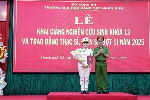 Trao bằng tiến sỹ và thạc sĩ cho 170 nghiên cứu sinh và học viên cao học