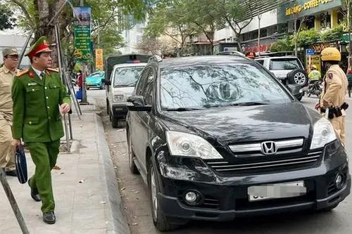 Xử phạt nhiều xe đỗ trước cổng Bệnh viện Đại học Y
