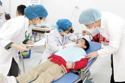 Gần 900 học sinh được chăm sóc răng miệng