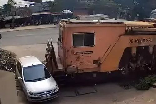 Barie đường sắt mở bất thường, ô tô bị đầu máy đẩy đi 10m