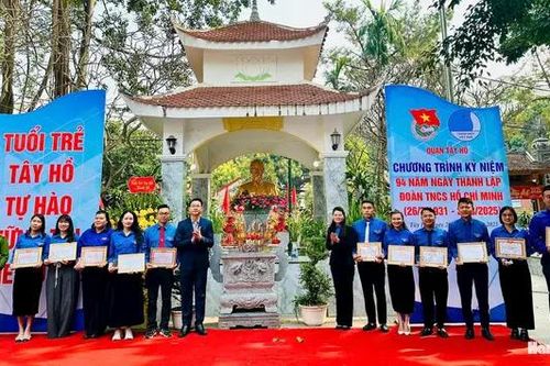18 Bí thư chi đoàn giỏi nhận giải Đuốc hồng 2025