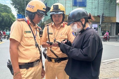 Từ nay người dân ra đường không có giấy tờ này có thể bị phạt tiền tới 20 triệu đồng, ai cũng cần biết