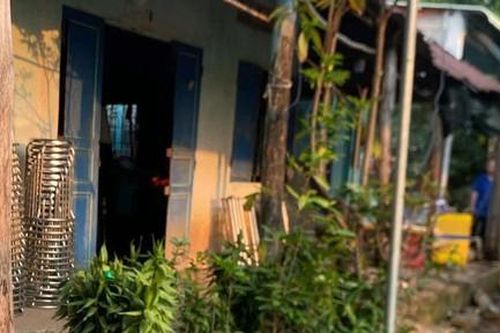 Tay ướt rút dây điện thoại đang sạc, nam sinh bị điện giật tử vong