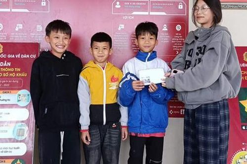 Nghệ An: Ba học sinh nhặt được của rơi tìm người đánh mất