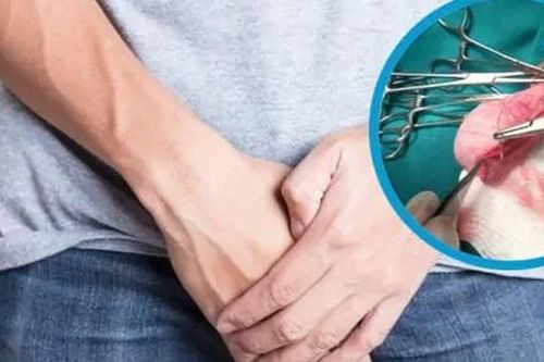 Con trai 8 tuổi nghịch dại, bố 51 tuổi đau đớn vì bị vỡ đôi tinh hoàn