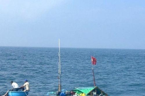 Quảng Nam: Sóng biển đánh chìm tàu cá, khiến 1 ngư dân tử vong và 4 người mất tích