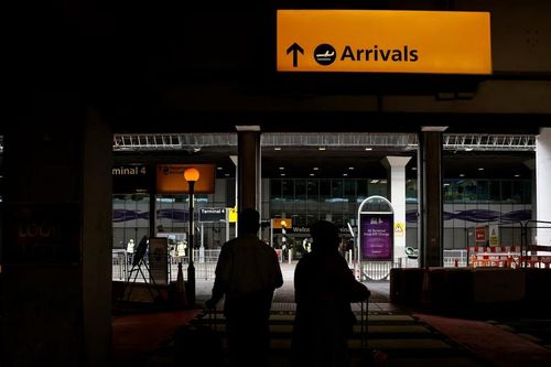 Sân bay London đóng cửa vì mất điện do hỏa hoạn, giao thông hỗn loạn