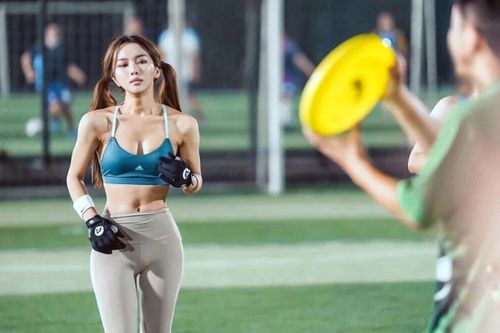 Chiếc quần bó sát khiến phụ nữ 'khẩu chiến'