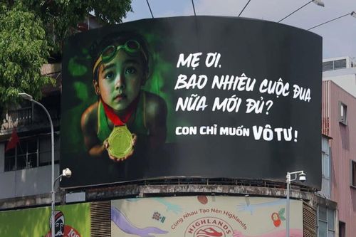 Loạt biển quảng cáo 'Con chỉ muốn vô tư': Khi mẹ bị đẩy cho 'vai ác'