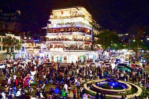 Phớt lờ xử phạt, người dân dừng đỗ xe chụp ảnh tòa nhà 'Hàm cá mập'