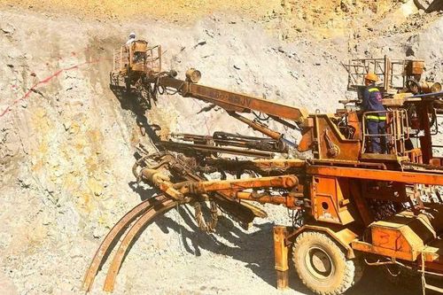 Khoan mở cửa phía đông hầm Phượng Hoàng trên cao tốc Khánh Hòa-Buôn Ma Thuột