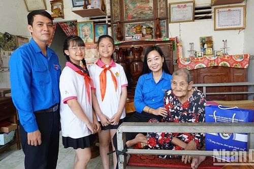 Thăm, tặng quà Bà mẹ Việt Nam Anh hùng và thiếu nhi hoàn cảnh khó khăn ở Đồng Tháp