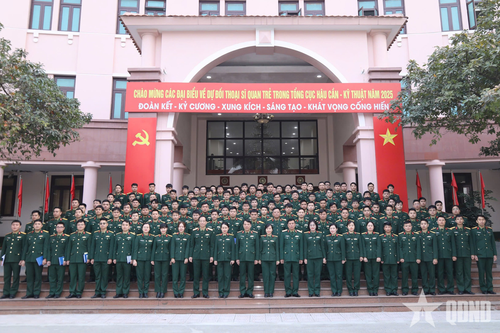 Thủ trưởng Tổng cục Hậu cần - Kỹ thuật đối thoại với sĩ quan trẻ