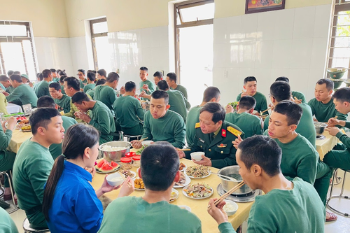 Bữa cơm quần chúng ở Lữ đoàn Thông tin 80
