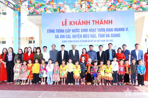 Đại sứ quán Ấn Độ trao công trình nước sạch tặng bà con và học sinh xã biên giới tỉnh Hà Giang