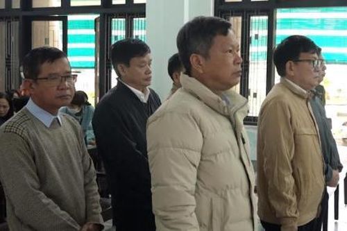 Hoãn phiên tòa vì vắng hơn 500 người có quyền lợi nghĩa vụ liên quan