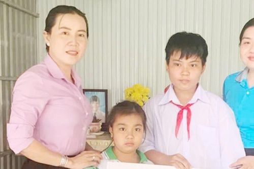 Cha bị sét đánh, bỏ lại 2 con mồ côi