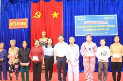 Văn phòng Thành ủy TPHCM tặng quà các hộ nghèo ở Cà Mau