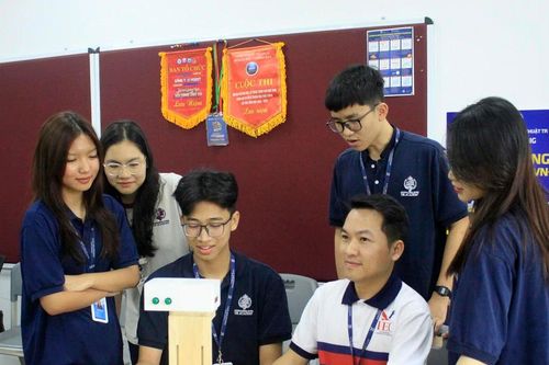 Thầy giáo chế tạo máy hỗ trợ đọc sách dành cho học sinh khiếm thị