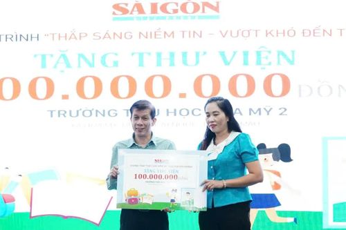 Báo Sài Gòn Giải Phóng tặng thiết bị thư viện, học bổng cho học sinh khó khăn tại Cà Mau