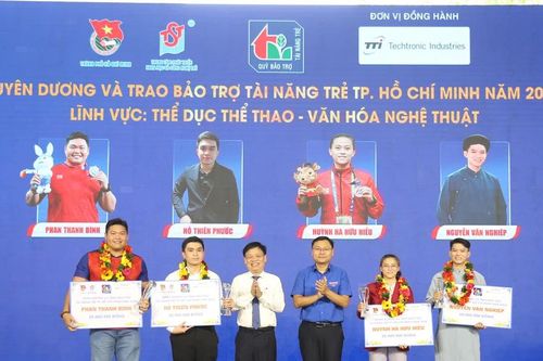 12 cá nhân xuất sắc được tuyên dương và trao bảo trợ tài năng trẻ