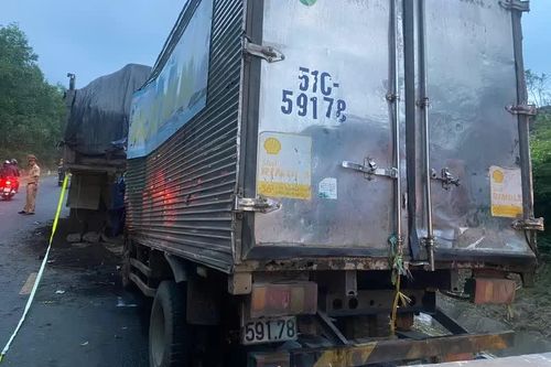Tông vào xe tải đỗ bên đường, 2 người tử vong tại chỗ