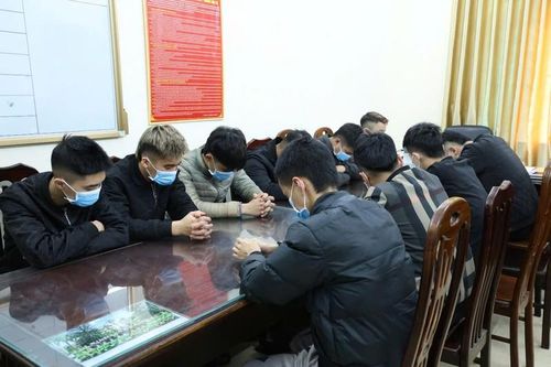 Nhóm đối tượng dùng hung khí tấn công người đi đường ở Nam Định