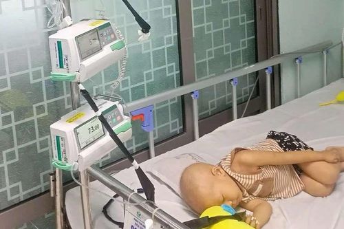 Ngằn ngặt tiếng khóc của thiên thần bé nhỏ đang thoi thóp từng phút từng giây