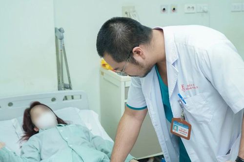Cứu sống cô gái mắc bệnh 'xương hóa đá'