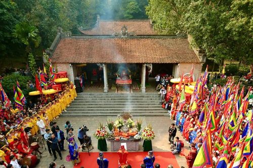 Hàng ngàn người dự lễ hội đền Bà Triệu ở Thanh Hóa