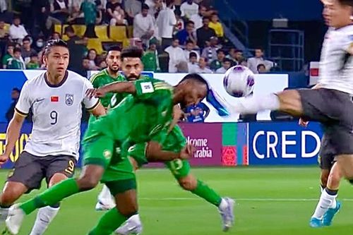 Pha bóng rợn người của cầu thủ Trung Quốc tại vòng loại World Cup 2026