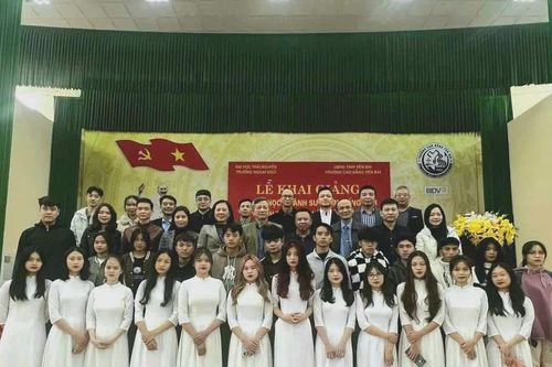 Từ bỏ cơ hội tại các trường đại học danh giá để cống hiến cho giáo dục vùng cao