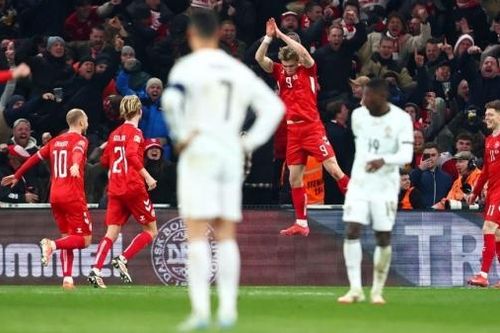 Hojlund ghi bàn, ăn mừng 'Siu' trước mặt Ronaldo