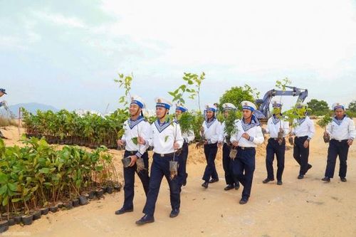 Vùng 4 Hải quân phủ xanh bán đảo Cam Ranh