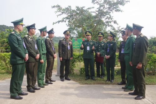 Sĩ quan Biên phòng trẻ Việt Nam - Lào trồng cây hữu nghị