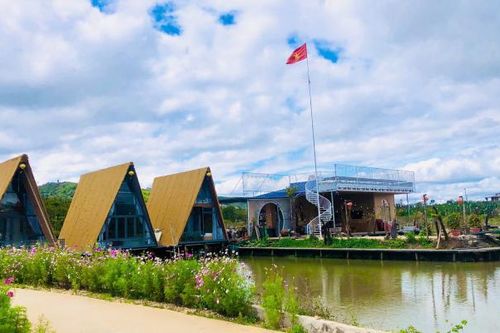 Gia Lai: Ngang nhiên đổ đường bê tông đến tận ruộng để mở Famstay trái phép
